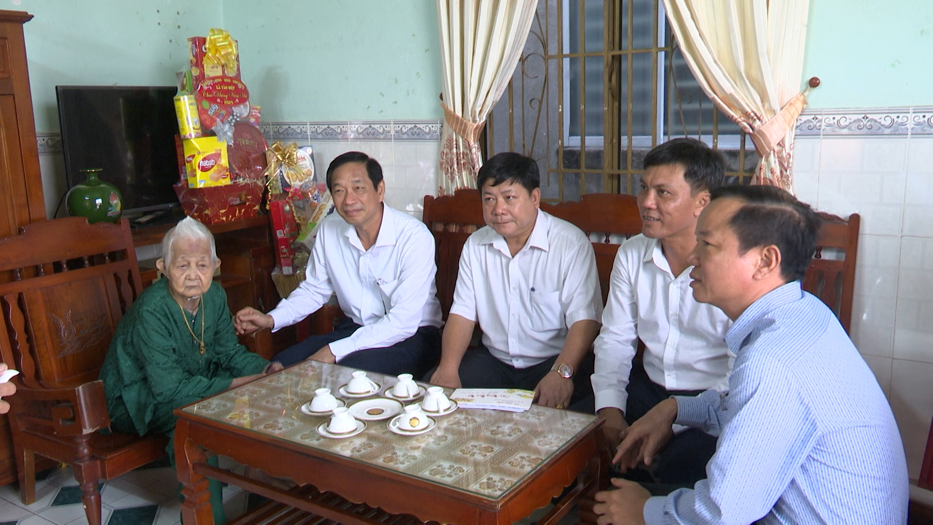 BI THU HUYEN UY LONG THANH THAM TANG QUA CAC GIA DINH CHINH SACH.mp4.00_00_05_21.Still001.jpg