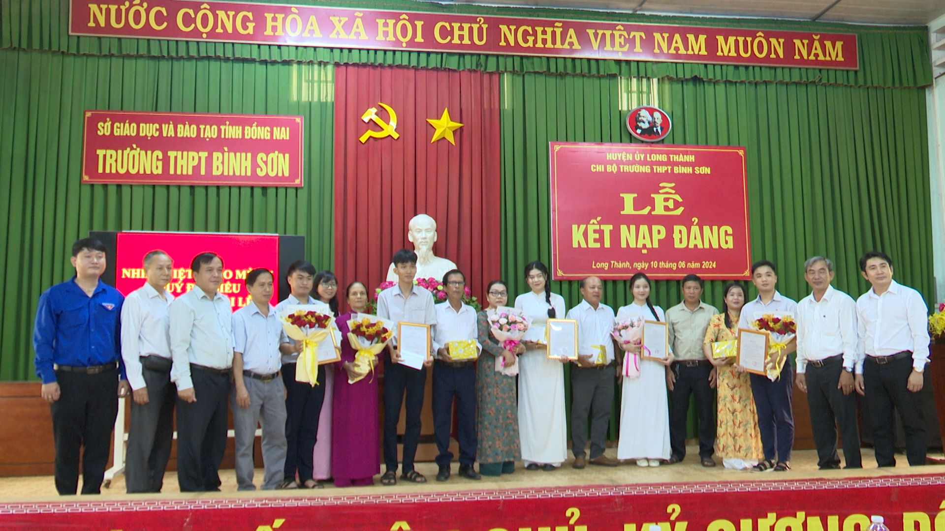 CHI BO TRUONG THPT BINH SON TO CHUC LE KET NAP DANG VIEN MOI.mp4.00_01_35_00.Still001.jpg