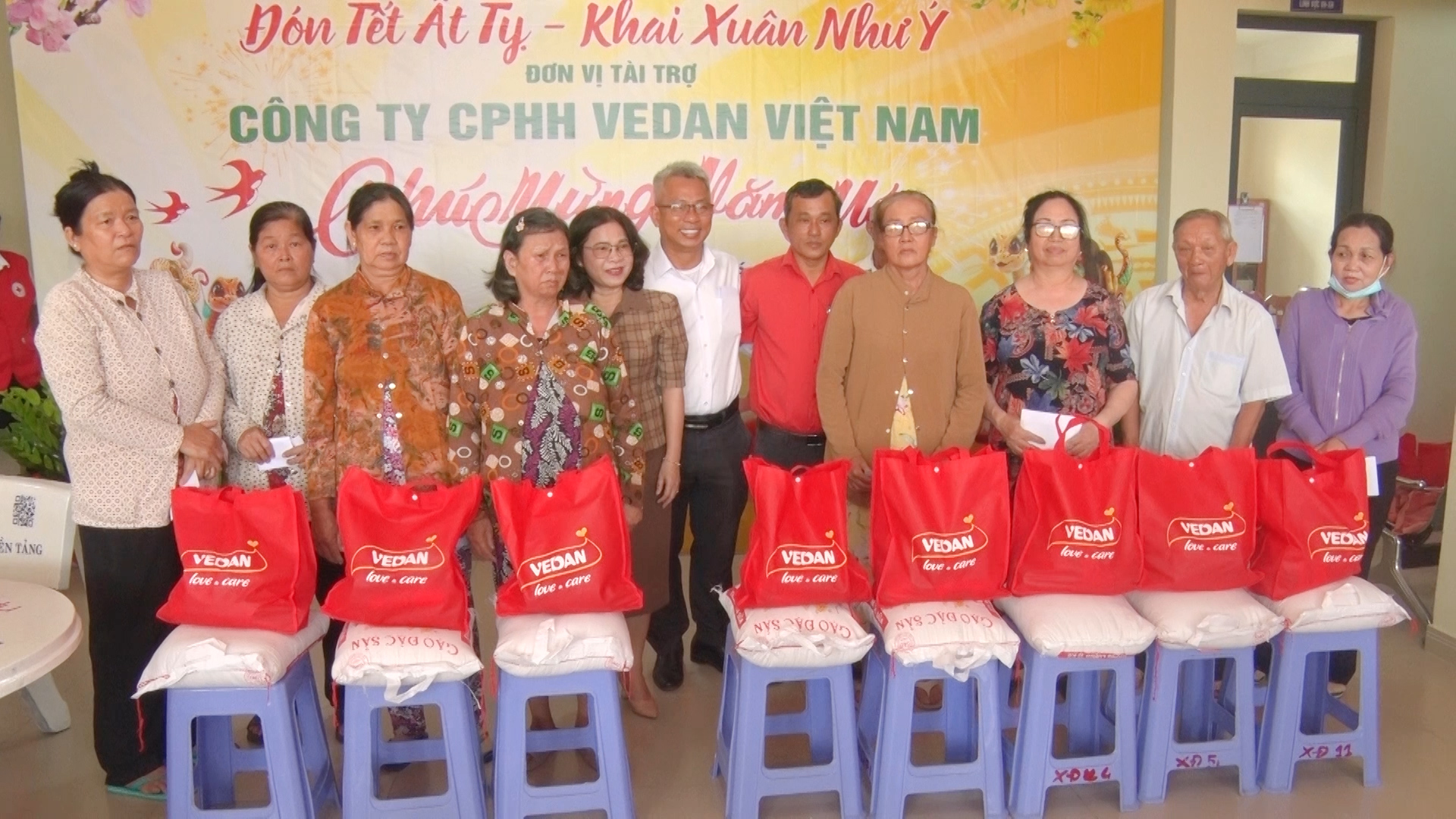 FILE 01 CONG TY VEDAN VIET NAM TRAO TANG QUA TET.mp4.00_00_50_14.Still001.jpg