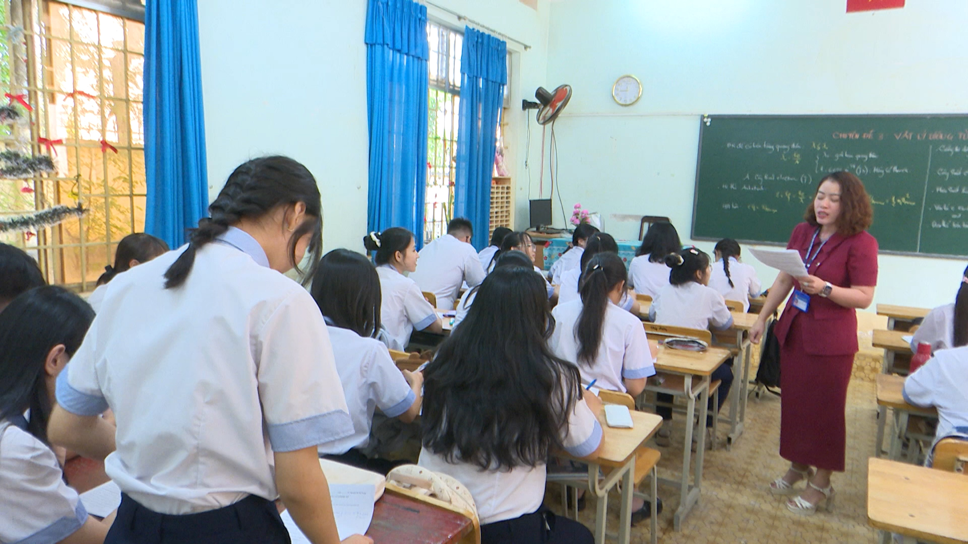 FILE 01 HOC SINH THPT ON TAP.mp4.00_00_26_01.Still001.jpg