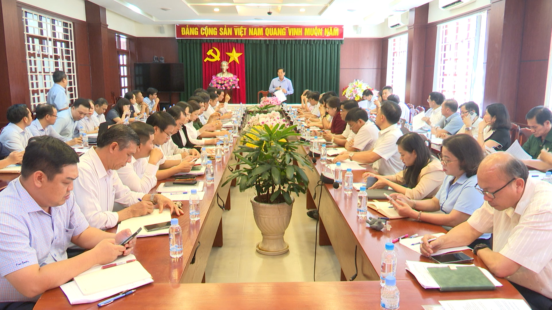 HOI NGHI GIAO BAN VOI BI THU DANG UY CHU TICH UBND CAC XA THI TRAN.mp4.00_00_04_08.Still001.jpg
