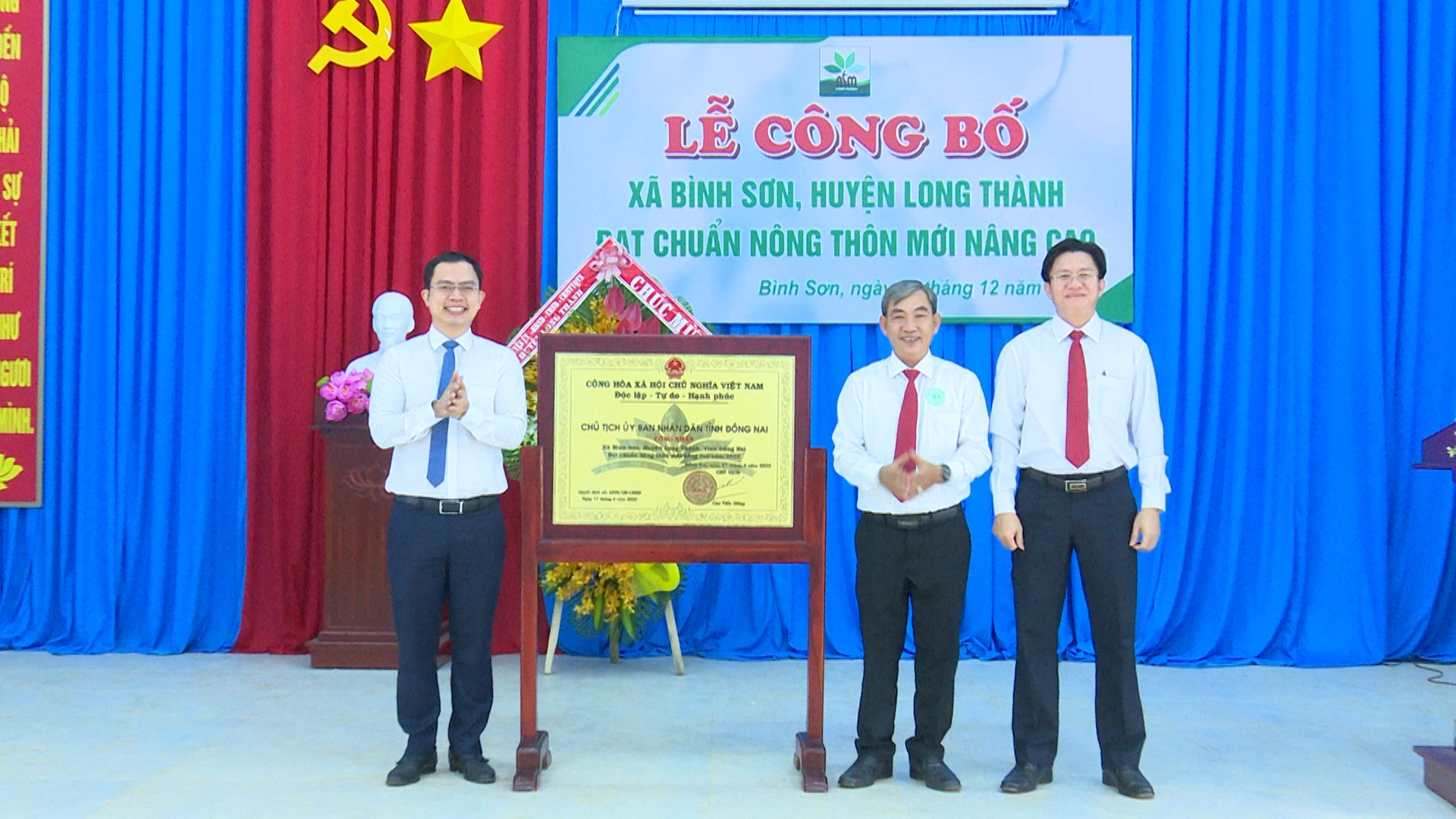 XA BINH SON DON NHAN DANH HIEU XA DAT CHUAN NONG THON MOI NANG CAO.mp4.00_00_45_01.Still001.jpg