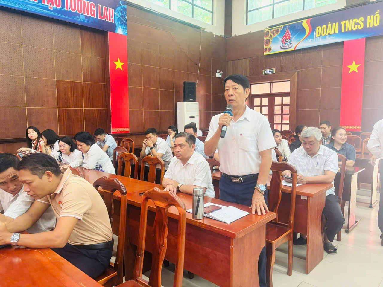 Đại biểu tham dự Hội nghị đóng góp ý kiến tại Hội nghị